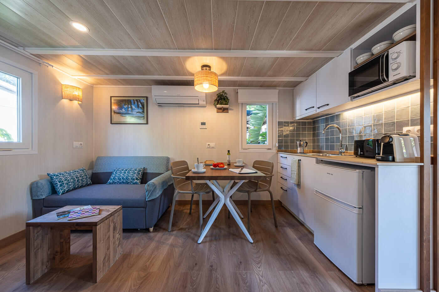 Interior del bungalow en camping de Salou