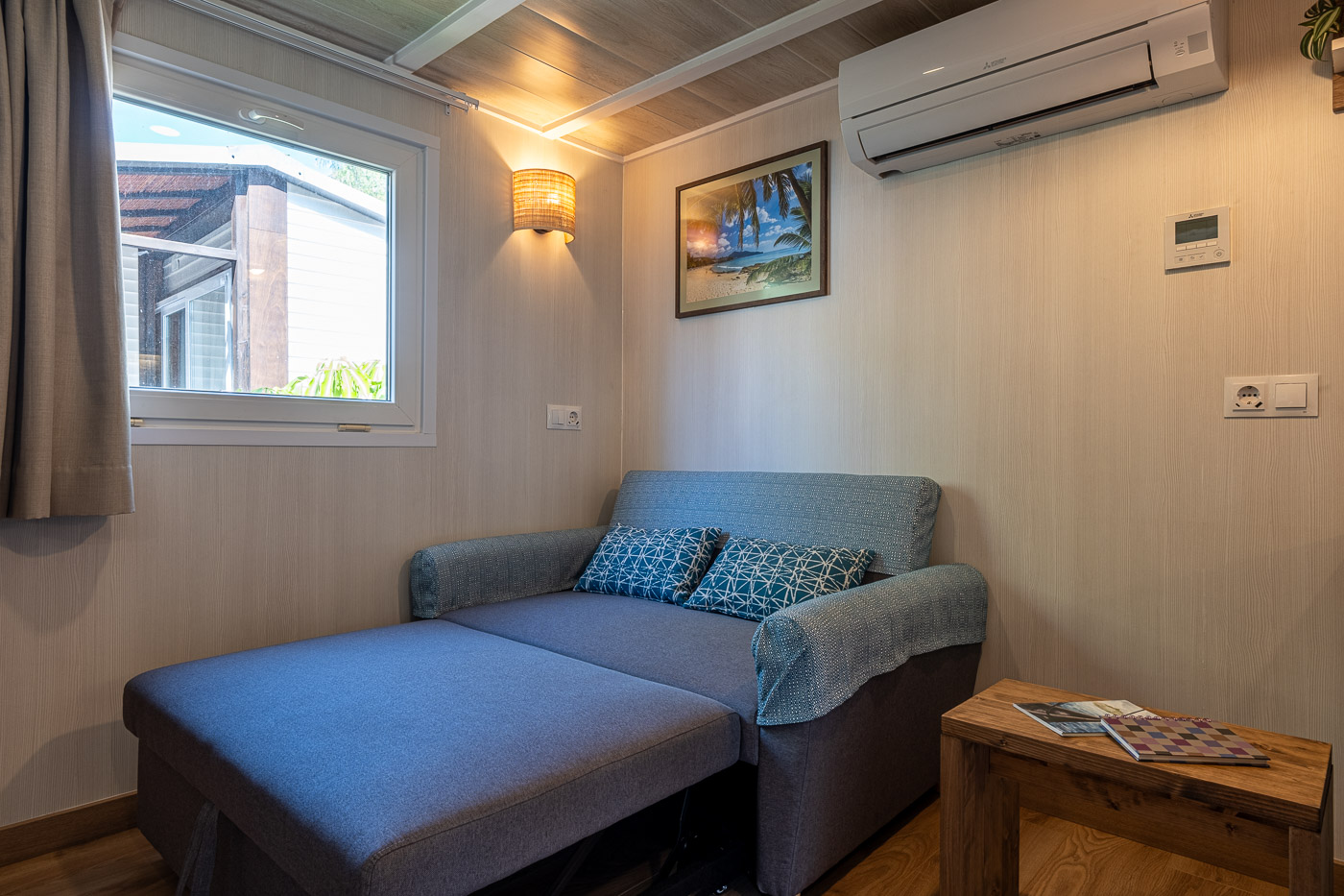Comedor con sofá cama en camping en Salou