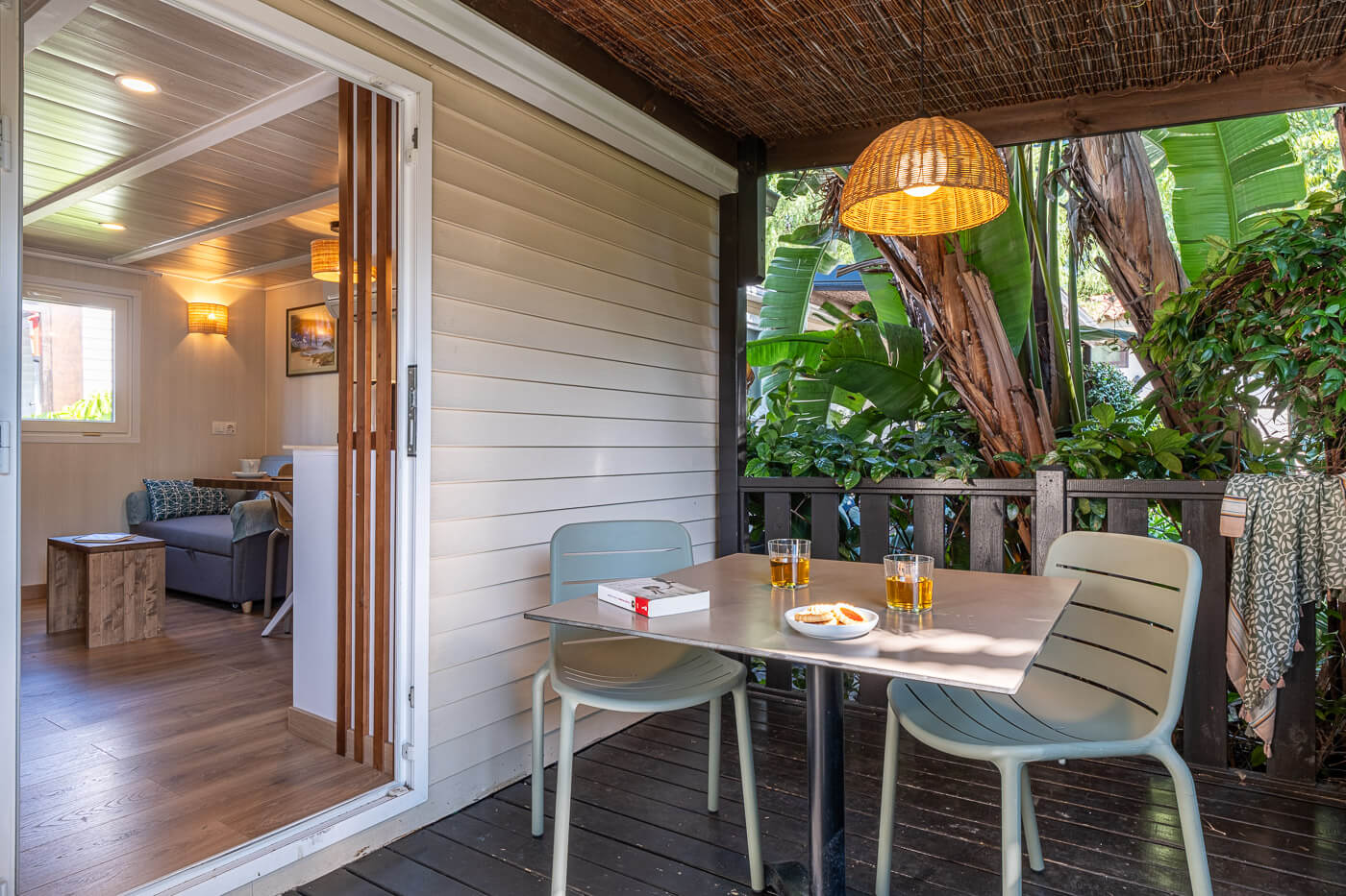 Terraza privada del bungalow en camping La Siesta