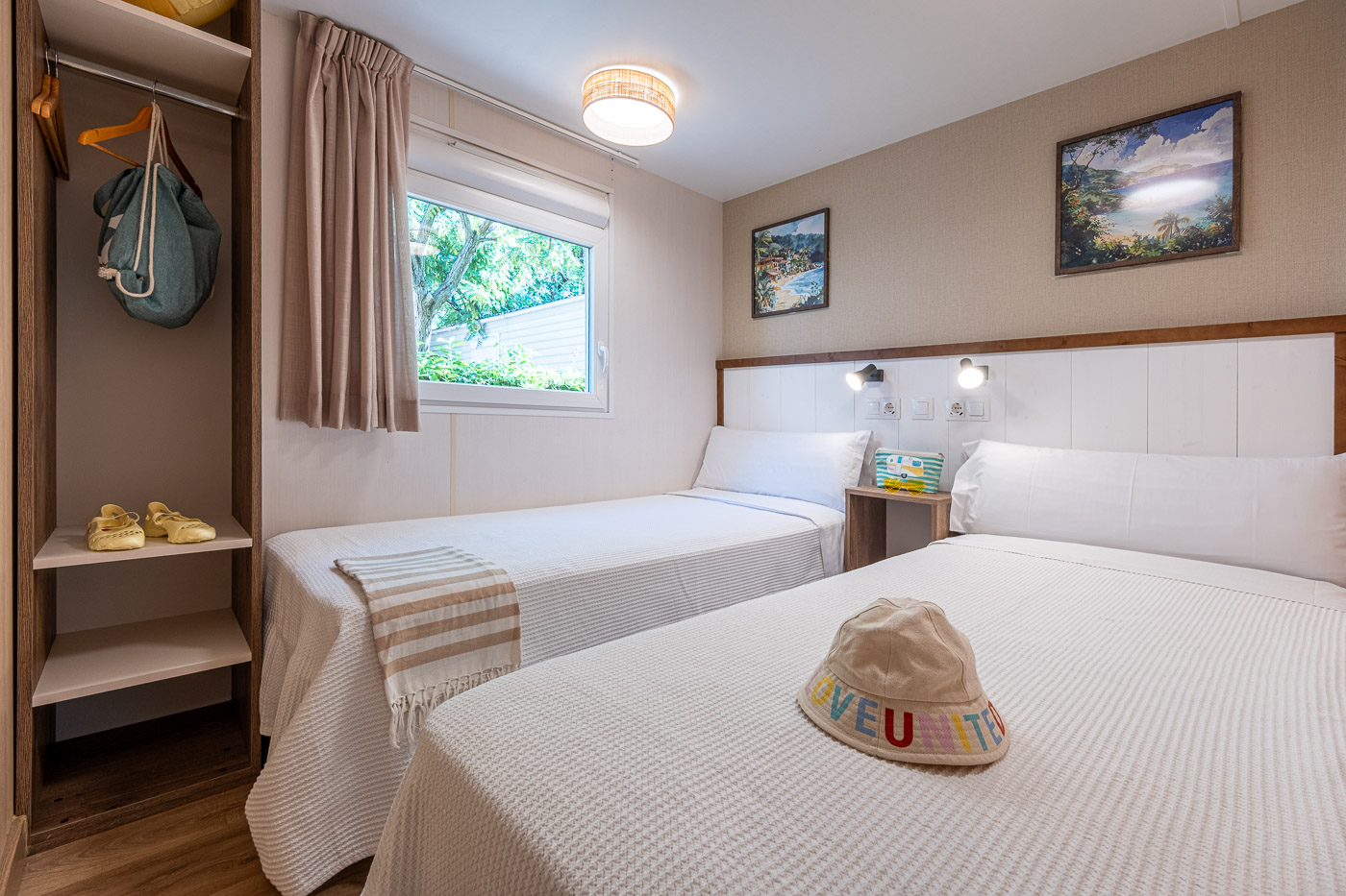 Dormitorio con dos camas en camping en Salou